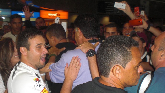 Com afagos de Joel e Maxi, Vasco desembarca com festa em Fortaleza (Foto: Thaís Jorge ) Com afagos de Joel e Maxi, Vasco desembarca com festa em Fortaleza (Foto: Thaís Jorge )