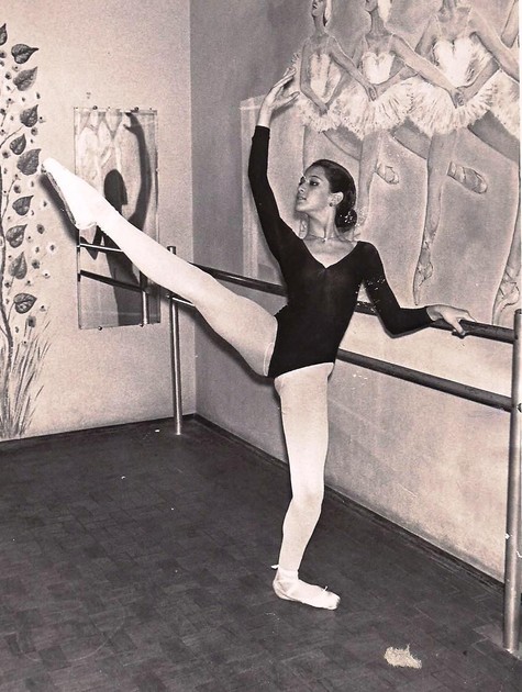 Claudia Raia faz passo de balé aos 8 anos (Foto: Foto: Arquivo pessoal)