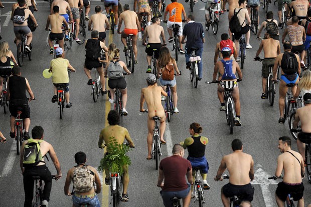 Ciclistas participam da 8ª pedalada pelada de Tessalônica, na Grécia (Foto: Alexandros Avramidis/Reuters)