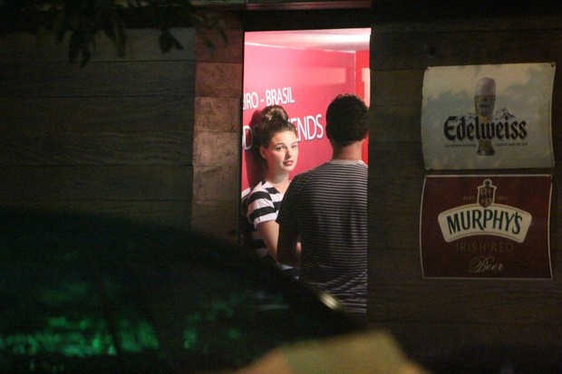 Isis Valverde em bar na Zona Oeste do Rio (Foto: Delson Silva/ Ag. News) Isis Valverde em bar na Zona Oeste do Rio (Foto: Delson Silva/ Ag. News)