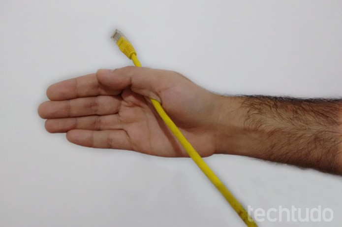 Extremidade do cabo Ethernet sendo segurada em uma das mãos (Foto: Raquel Freire/TechTudo)