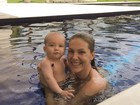 Ana Hickmann curte piscina com o filho: 'Dia de aprender a mergulhar'