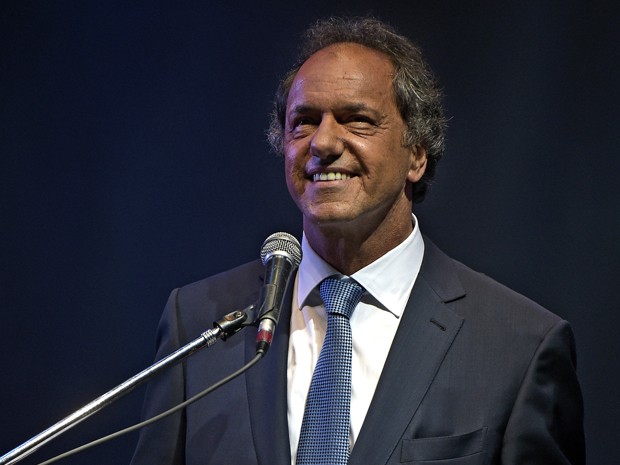 O governador de Buenos Aires e candidato à presidência, Daniel Scioli, durante evento de campanha na segunda (21), em Buenos Aires (Foto: AFP Photo/Juan Mabromata) O governador de Buenos Aires e candidato à presidência, Daniel Scioli, durante evento de campanha na segunda (21), em Buenos Aires (Foto: AFP Photo/Juan Mabromata)