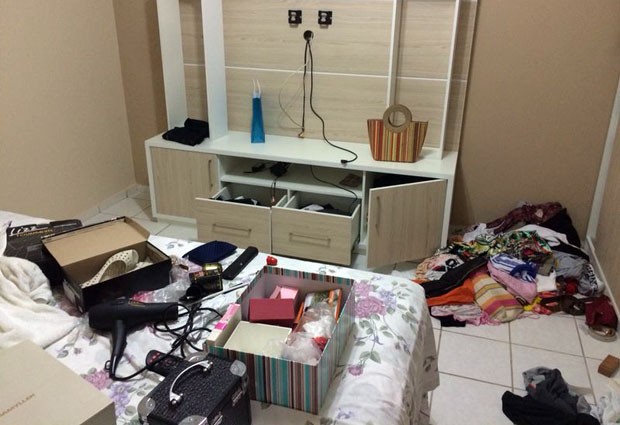 Assaltantes que fizeram o arrastão no conjunto Pirangi reviraram todos os cômodos da casa e levaram vários objetos das vítimas (Foto: Matheus Magalhães/Inter TV Cabugi)