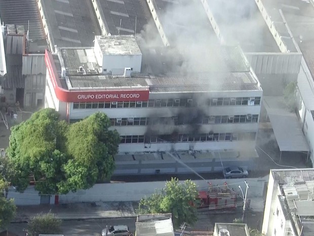 Prédio incendiado fica em São Cristóvão (Foto: Reprodução/TV Globo)