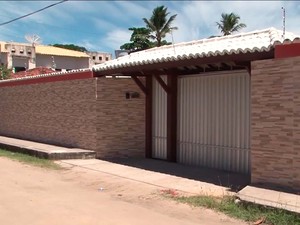 Casa onde menino de dois anos morreu afogado em Porto Seguro, no sul da Bahia (Foto: Imagem/TV Santa Cruz)