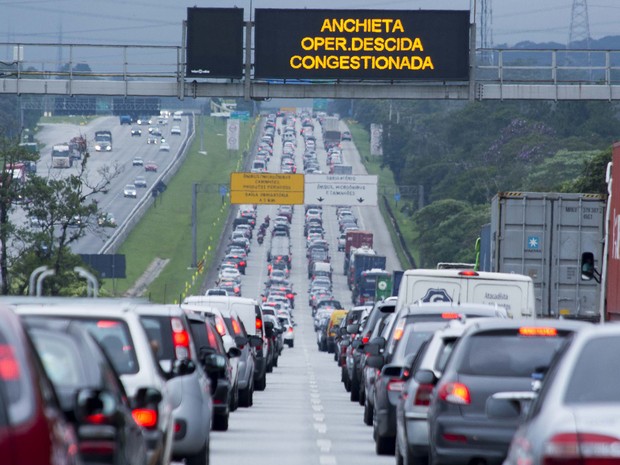 Trânsito intenso na operação descida da Rodovia dos Imigrantes, na região de São Bernardo do Campo (SP), na tarde desta quinta-feira (17), saída para o feriado prolongado de Páscoa (Foto: Daniel Sobral/Futura Press/Estadão Conteúdo) Trânsito intenso na operação descida da Rodovia dos Imigrantes, na região de São Bernardo do Campo (SP), na tarde desta quinta-feira (17), saída para o feriado prolongado de Páscoa (Foto: Daniel Sobral/Futura Press/Estadão Conteúdo)