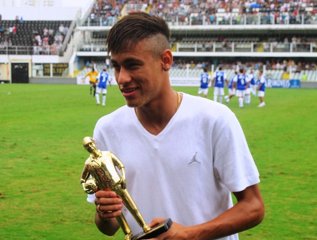 Neymar recebe o Troféu Armando Nogueira (Foto: Marcelo Hazan/Globoesporte.com)