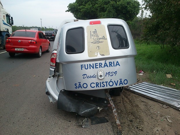 Carro de funerária quebrou, e caixão caiu no RS (Foto: Guilherme Werneck/Divulgação/PRF)
