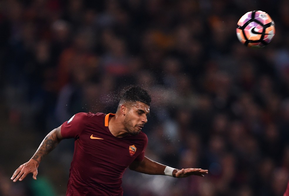 Emerson em ação pelo Roma (Foto: AFP)
