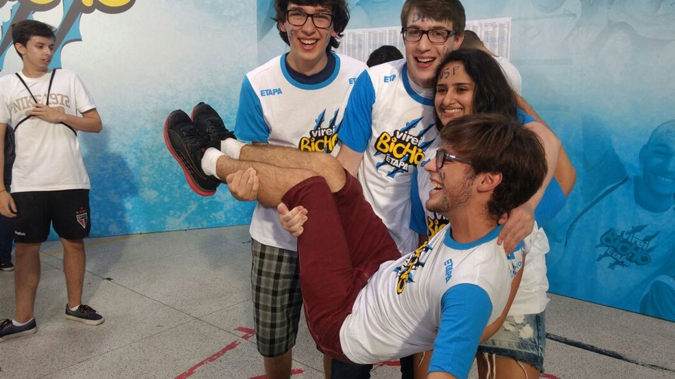 Aprovados comemoram o tão sonhado nome na lista (Foto: Luiza Tenente/ G1)