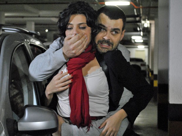 Fernando ataca Miriam em um estacionamento (Foto: Amor Eterno Amor/TV Globo)