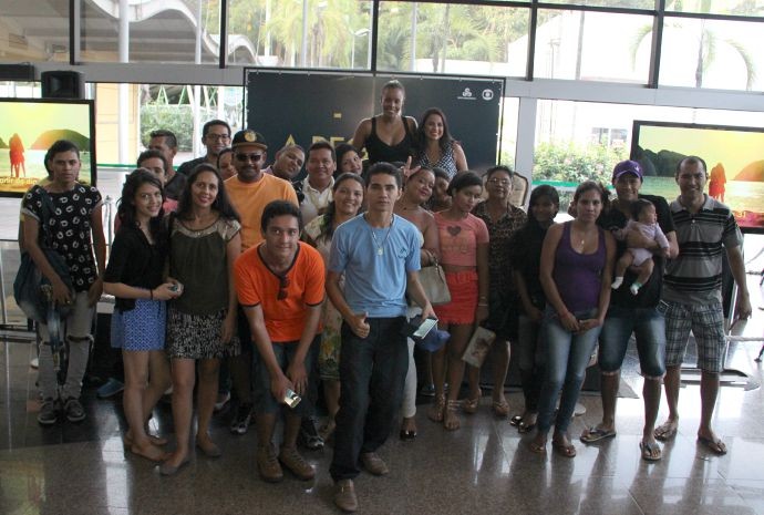 Atriz posou para fotos com os fãs (Foto: Katiúscia Monteiro/ Rede Amazônica)