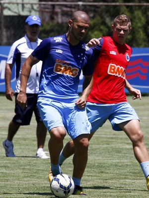 Nilton, meio-campo do Cruzeiro (Foto: Aurelio Botelho/Light Press)