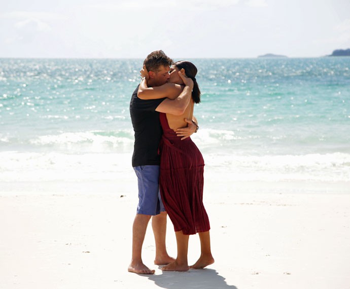 Carolina e Arthur namoram na beira da praia em Whitehaven (Foto: Bernardo Duarte/Gshow)
