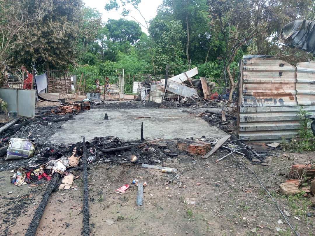 Casa pega fogo em Cuiabá e família perde todos os móveis veja vídeo