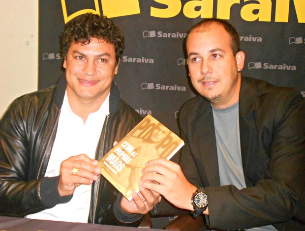 Popó e o autor da biografia do ex-pugilista, o jornalista Wagner Sarmento, durante lançamento do livro em Salvador (Foto: Raphael Carneiro)