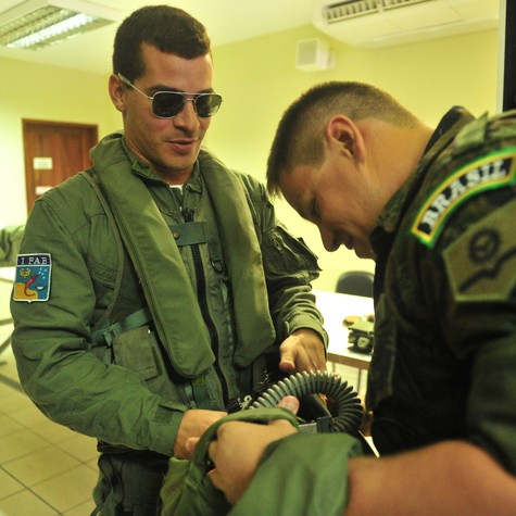 Thiago Martins colocando o macacão do personagem Rodrigo, um piloto de caça (Foto: TV Globo/ João Miguel Junior)