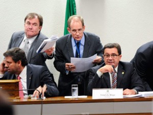 Sessão da CPI que aprovou a quebra de sigilo das contas nacionais da Delta (Foto: Agência Senado)