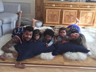 Dentinho posa com a mulher, Dani Souza, e os filhos