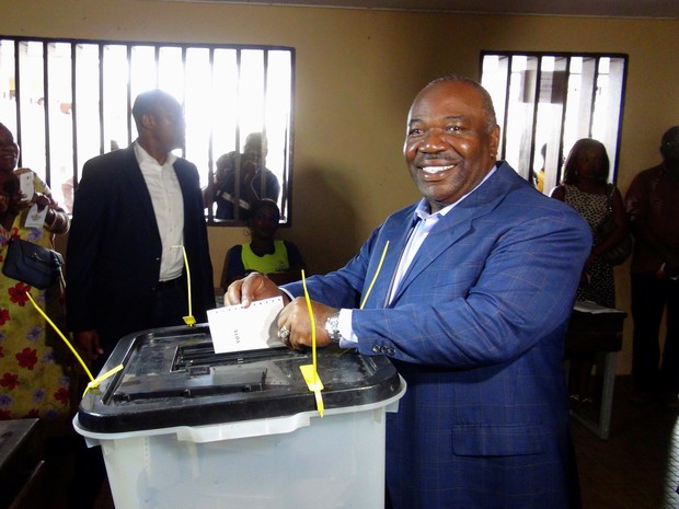 Ali Bongo Ondimba, presidente do Gabão, deposita seu voto em uma urna durante as eleições presidenciais em Libreville no sábado (27) (Foto: Gerauds Wilfried/Reuters)