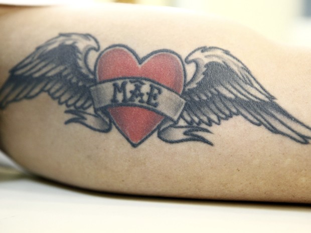 Rômulo tatuou em homenagem à mãe (Foto: Inácio Moraes/TV Globo)
