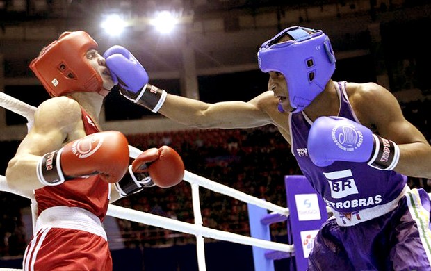 Everton Lopes na luta de boxe contra Denys Berinchyk (Foto: Reuters)