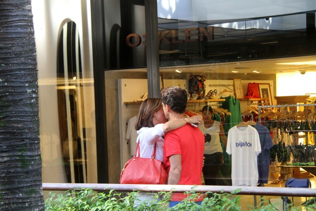 Guilhermina Guinle e marido em Shopping do RJ (Foto: Daniel Delmiro / AgNews)