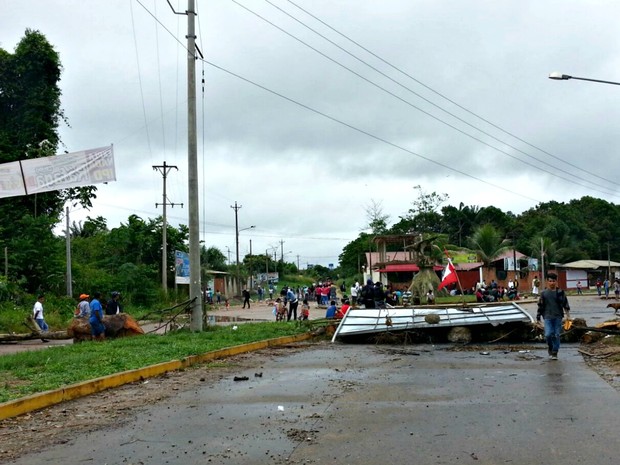 Ruas e estradas foram bloqueadas com toras e outros objetos (Foto: Elizânia Dinarti/Arquivo Pessoal)