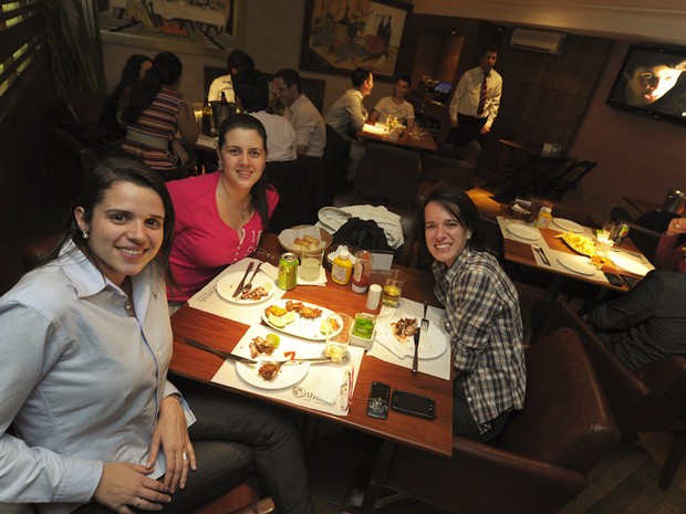 Taís, Mauren e Letícia, com Nina (Débora Falabella) ao fundo, em bar de São Paulo (Foto: G1/Flávio Moraes)