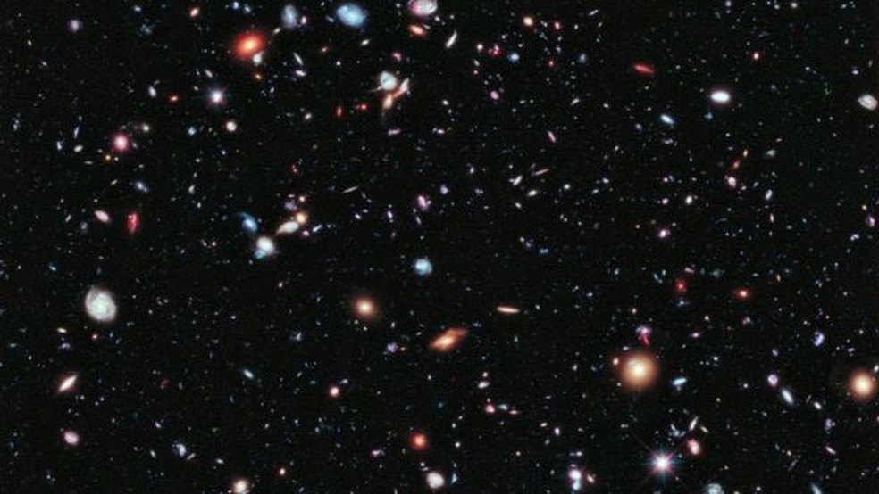 O telescópio Hubble fez esta imagem, batizada de HDF, que pela primeira vez mostrou que o espaço profundo é rico em galáxias e nebulosas, que estão a uma distância de dezenas a milhões de anos-luz.  (Foto: Nasa)