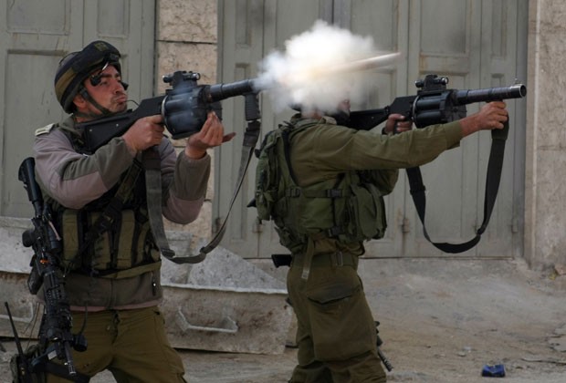 Soldados israelenses disparam bombas de gás em protesto na vila de Beit Omar (Foto: AFP)