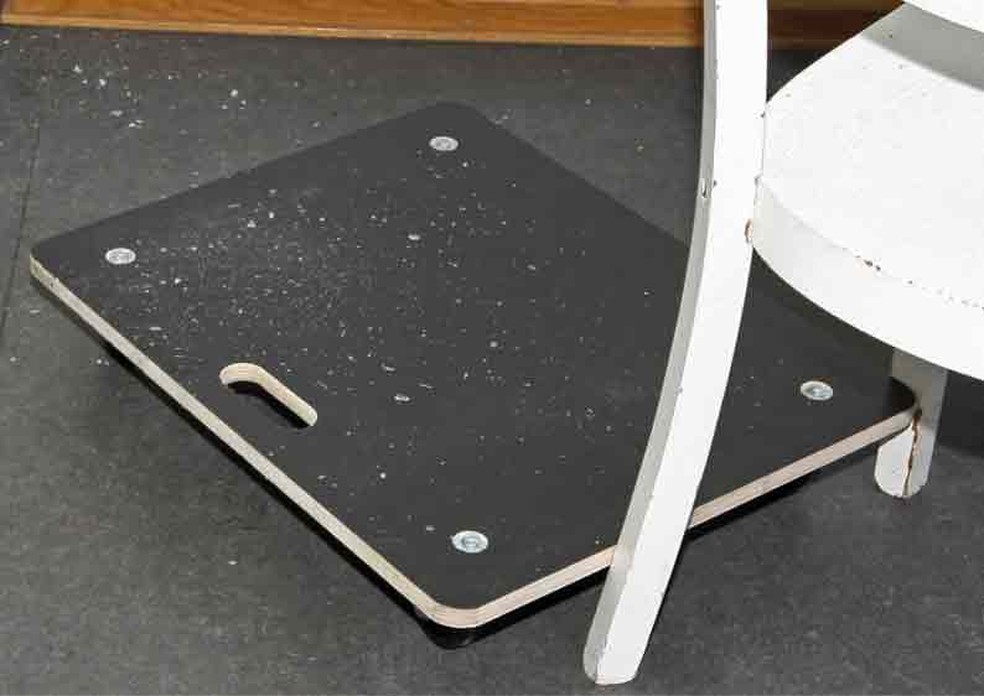 Espécie de carrinho de rolimã foi usada para transportar moeda dentro do museu (Foto: Reprodução/ Facebook/ Polizei Berlin)