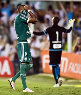 Quase herói, Rafael Marques lamenta outro pênalti perdido contra o Santos