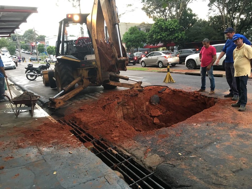 Circulação de veículos foi impedida no quarteirão entre as ruas Álvares Machado e Francisco de Paula Goulart (Foto: Stephanie Fonseca/G1)