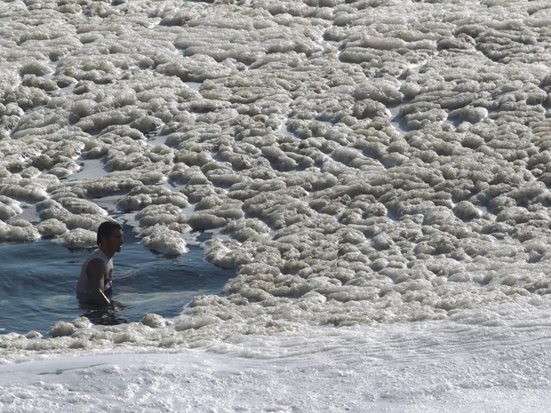 Espuma invade a orla, principalmente o final da Praia do Leblon, próximo à Av Niemeyer. Surfista ignora a espuma. (Foto: Gabriel de Paiva/ Agência O Globo) Espuma invade a orla, principalmente o final da Praia do Leblon, próximo à Av Niemeyer. Surfista ignora a espuma. (Foto: Gabriel de Paiva/ Agência O Globo)