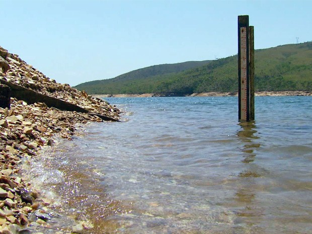 Nível da represa está 13 metros abaixo do normal em algunspontos (Foto: Reprodução EPTV)