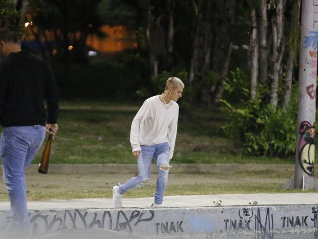 Justin Bieber anda de skate na Zona Sul do Rio (Foto: Marcello Sá Barreto, Delson Silva e Gabriel Rangel/ Ag. News)