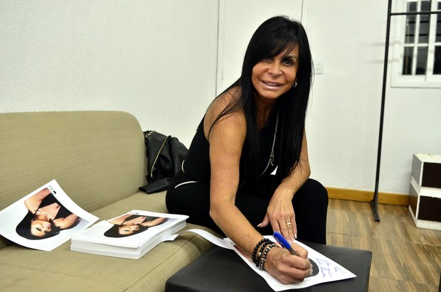 Gretchen autografa antes do incio do show no Rio (Foto: Roberto Teixeira / EGO)