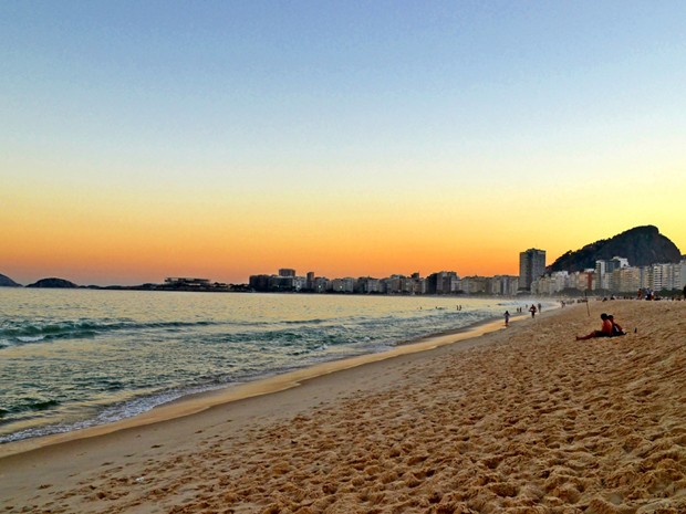 Praia de Copacabana fica iluminada em final de tarde no Rio (Foto: Juliana Borges Basilio/VC no G1)