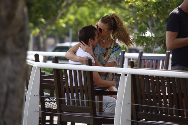 Matthew Bellamy e a namorada (Foto: Gabriel Reis / AgNews)