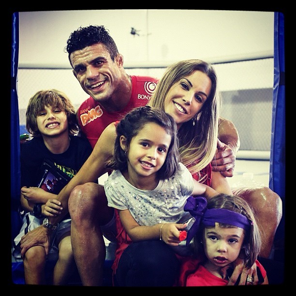 Vitor Belfort posa com família na Blackzilians (Foto: Reprodução/Instagram)