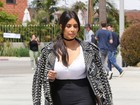 Kim Kardashian usa bermuda de lycra e quadris chamam a atenção