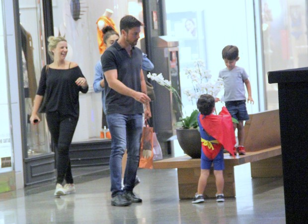 Juliana Paes e o marido brincam com o filho (Foto: J. Humberto / Agnews) Juliana Paes e o marido brincam com o filho (Foto: J. Humberto / Agnews)
