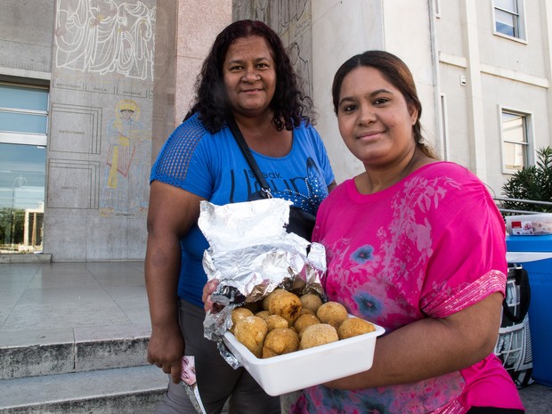 Eleitores em Portugal levam coxinha para fila de votação (Foto: Guilherme Tosetto/ G1)