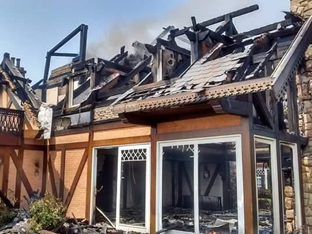 Fogo provocado por raio destrói casa de alto padrão em Campos do Jordão (Foto: Elias Lourenço/ Vanguarda Repórter)