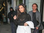 Kim Kardashian usa blusa transparente em tarde de compras