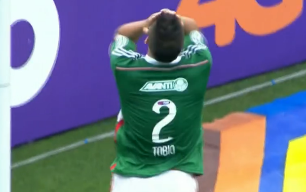 Tobio, Marcelo, Bressan, Robinho e Souza disputam por gol mais perdido