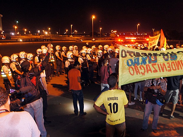 Barreira de policiais impede passagem de manifestantes diante do Estádio Nacional (Foto: Ricardo Moreira / G1 DF)