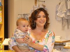 Regiane Alves leva o filho caçula para inauguração de loja no Rio